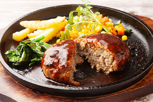 ボリューム満点！ふっくらジューシーな「タワーハンバーグ」