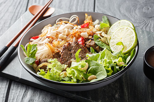 サラダバー20種以上！メイン料理にセットの豪華食べ放題