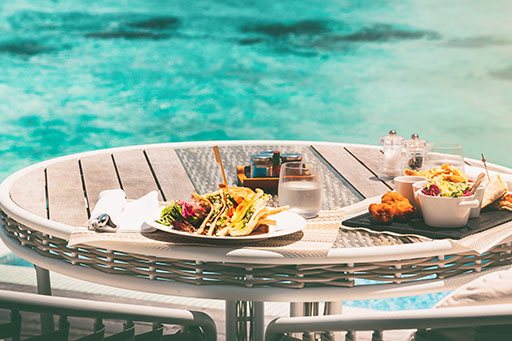 開放感あふれる店内◆海を一望できるテーブル席を完備